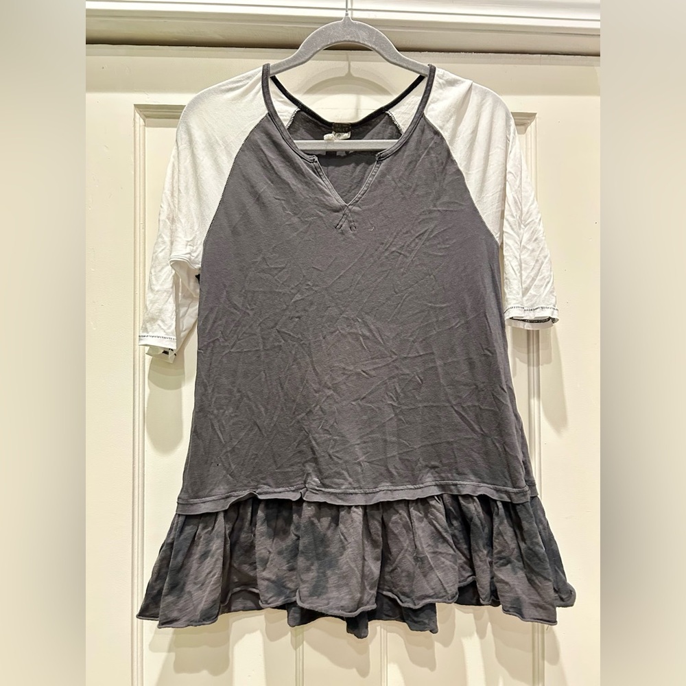 Free PeopleTwo-Tone Gray and White Short Sleeve Top